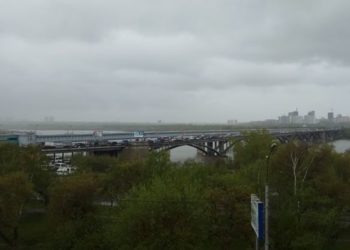 33-летний новосибирец напился и полез за перила Октябрьского моста