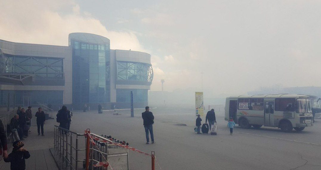 Аэропорт Толмачево заволокло дымом из-за горящей травы
