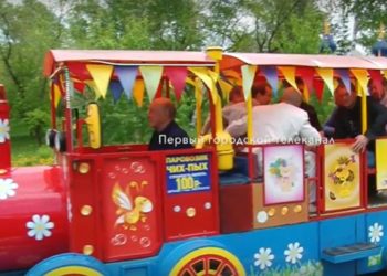 Новый формат совещаний — в детском паровозике — опробовали власти в Сибири