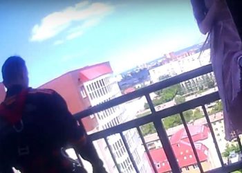 Спасатели сняли с балконных перил жительницу Новосибирска в День России