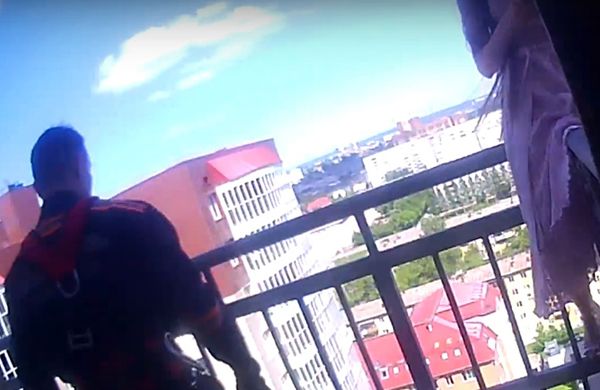 Спасатели сняли с балконных перил жительницу Новосибирска в День России