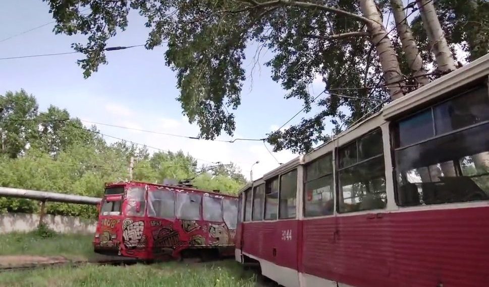 Трамвай «под хохлому» двинулся по маршруту №13 в Новосибирске (видео)