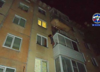 Спасли уговорами. Новосибирские спасатели убедили молодую женщину не прыгать с балкона