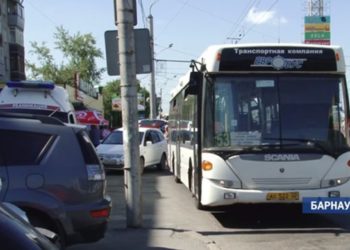 Сибирячку — ровесницу ВОВ — на час заперли в душном автобусе из-за забытого пенсионного