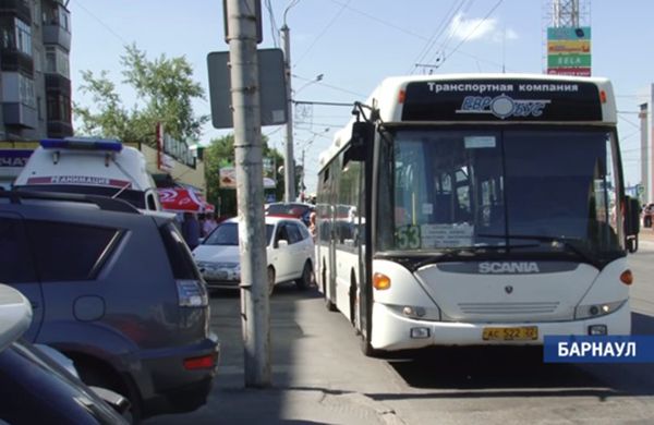 Сибирячку — ровесницу ВОВ — на час заперли в душном автобусе из-за забытого пенсионного