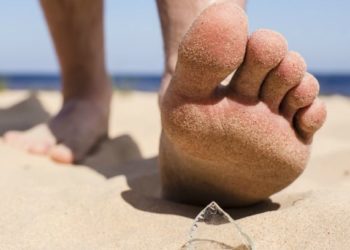 16 детей в один день порезали ноги на новосибирских пляжах