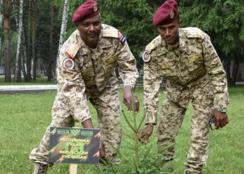 Иностранные военные посадили аллею дружбы в Новосибирске