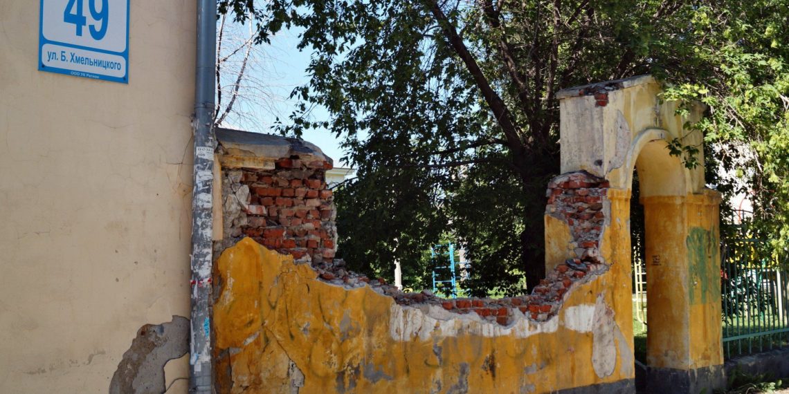 Дерево упало. Ограды и арки из кирпича разрушаются на Богданке на глазах