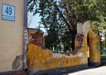 Дерево упало. Ограды и арки из кирпича разрушаются на Богданке на глазах