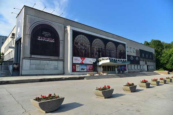 Зураб Церетели попросил Андрея Травникова сохранить мозаики на фасаде новосибирского центра «Евразия»