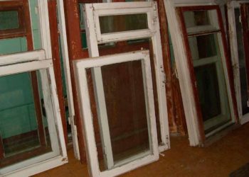 Дом лишился окон: выселенная из квартиры женщина отомстила бывшему мужу в Новосибирске