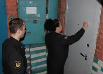 Стриптиз матери алиментщика оставил непреклонными новосибирских приставов