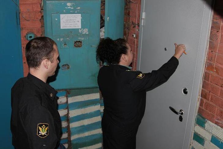 Стриптиз матери алиментщика оставил непреклонными новосибирских приставов