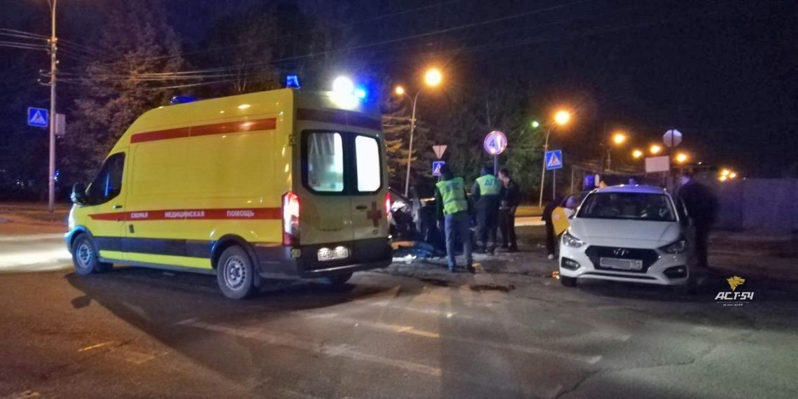 Таксисты не поделили дорогу в Новосибирске, пассажирку увезли в больницу