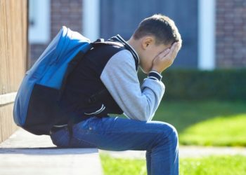 Избивал и придушивал учеников в «воспитательных целях» директор школы под Новосибирском