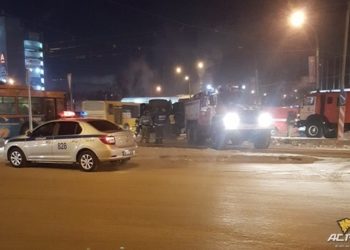Пожарный автомобиль перевернулся, а такси улетело в сугроб в Новосибирске