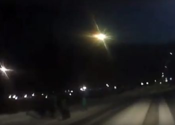 Падение метеорита снял сибиряк на камеру в машине