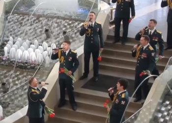 Офицеры Росгвардии спели про королеву в ТЦ «Галерея»