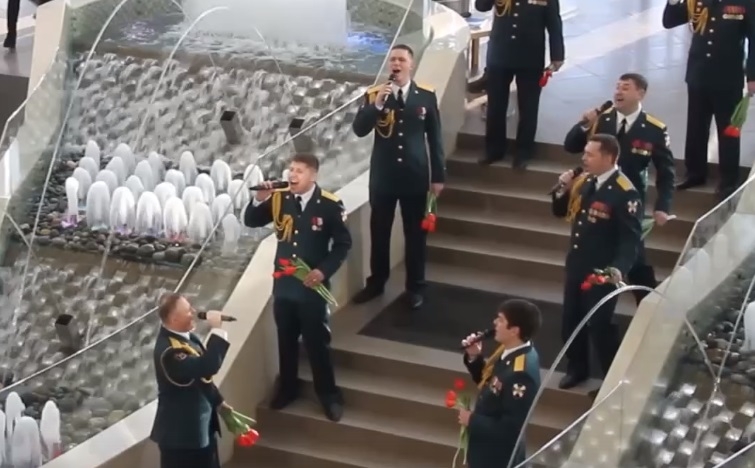 Офицеры Росгвардии спели про королеву в ТЦ «Галерея»