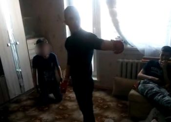 В день смеха юношу поставили на колени: возбуждено уголовное дело