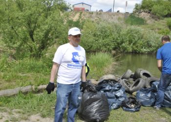 Берег озера в Октябрьском районе очистили от мусора волонтеры и депутат