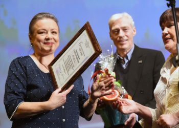 Талант лицедея тоже дарит Бог – Елена Цыплакова