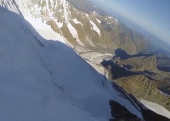 Житель Новосибирска слетел с Белухи за 5 с половиной минут