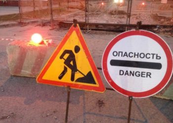 СК возбудил дело после падения мамы с ребенком в яму с кипятком