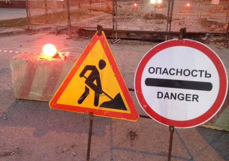 СК возбудил дело после падения мамы с ребенком в яму с кипятком