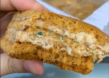 Медовик «дорблю» купили в новосибирском магазине мама с ребенком