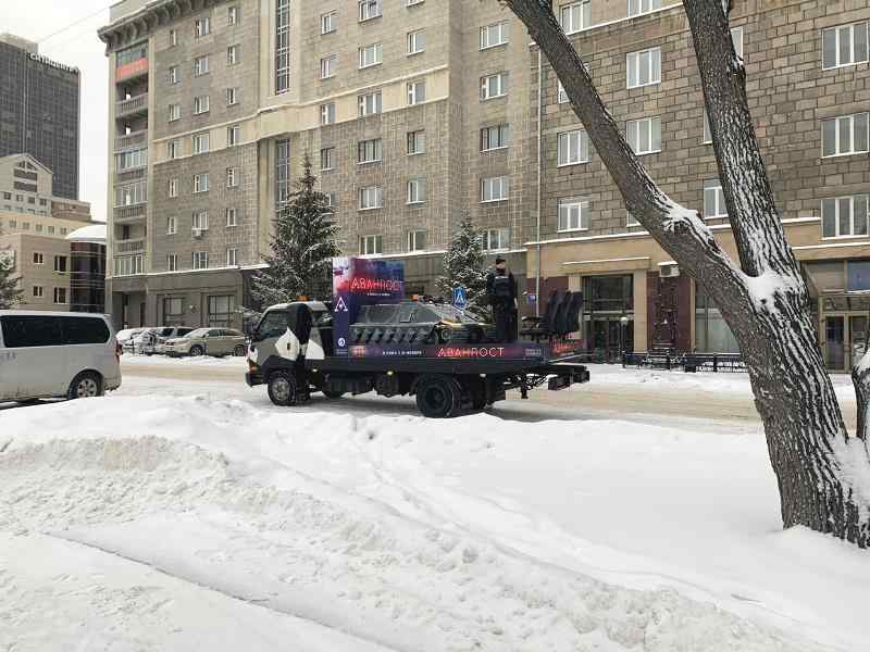 Погрузчик с танком и люди в военной форме взбудоражили новосибирцев