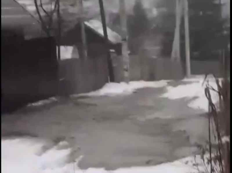 Строители устроили потоп в Кировском районе Новосибирска