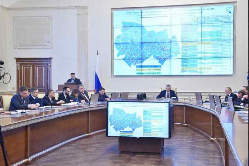 Губернатор Андрей Травников поручил усилить обратную связь при работе с обращениями граждан