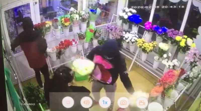 Налетчики-романтики в масках вынесли из цветочного ларька охапку роз