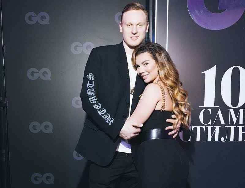 Седокова вышла в свет с латышом-баскетболистом