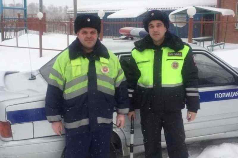 В Новосибирске гаишники помогли женщине родить