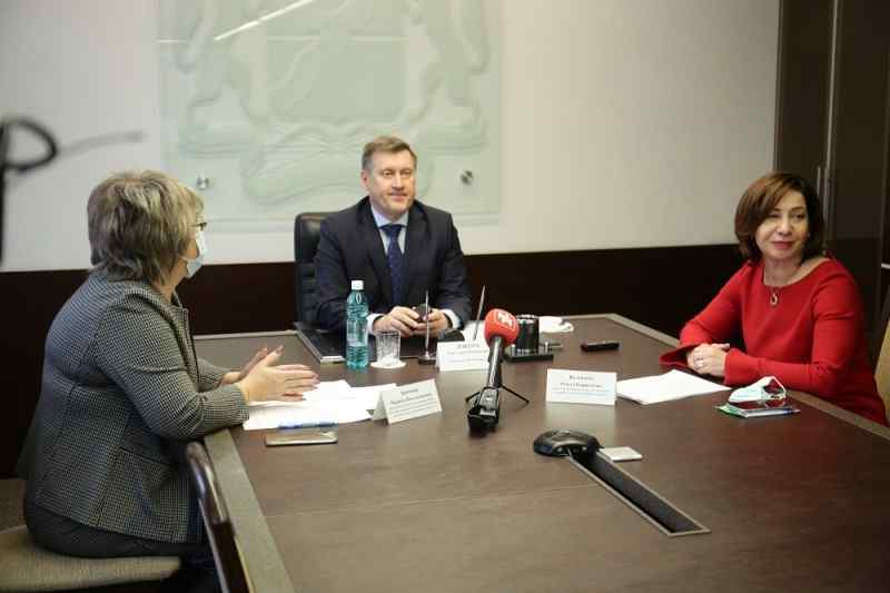 Многодетных женщин Новосибирска поздравили с Днем матери