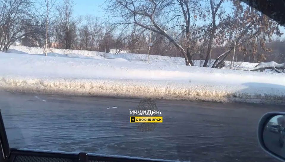 Реки кипятка разлились в Дзержинском районе Новосибирска