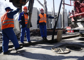 Ливневку на Петухова очищают от ила