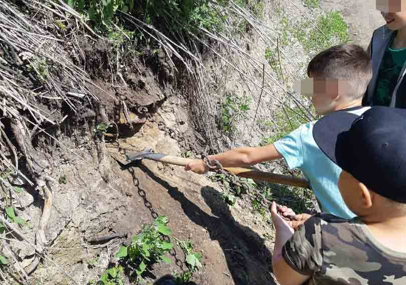Дети откопали старинное колесо на берегу Тулы в Новосибирске