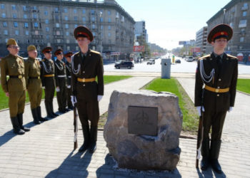 В День Победы в Новосибирске установили первый камень стелы «Город трудовой доблести»