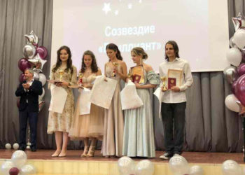 На пороге взрослой жизни: аттестаты и медали вручили выпускникам пашинских школ