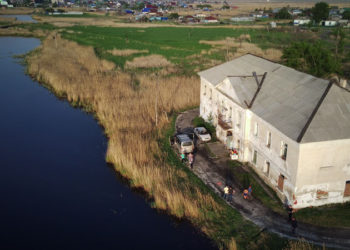 Дом держит гнездо ласточки. История школы-общежития и почти руин в Татарске