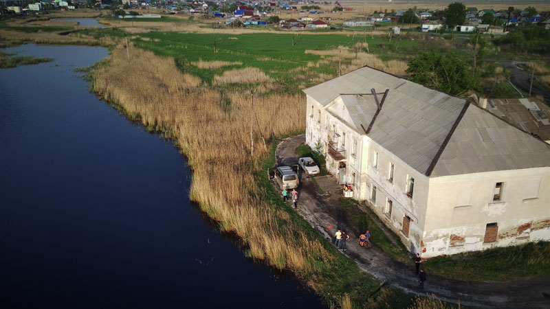 Дом держит гнездо ласточки. История школы-общежития и почти руин в Татарске