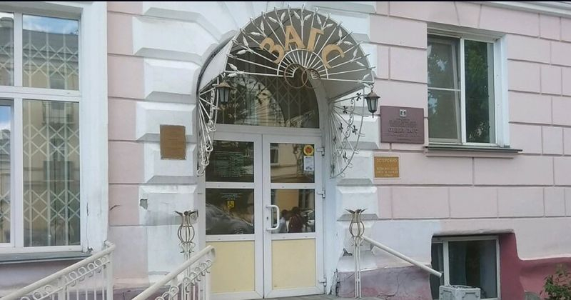 За смертью посылать: в Новосибирске выстраиваются очереди на регистрацию усопших