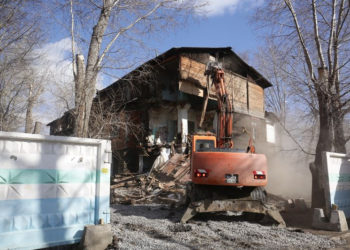 Андрей Травников поручил ускорить реализацию программы по расселению граждан из аварийного жилья