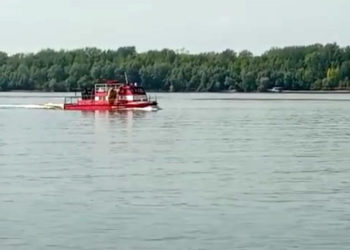 Пожар в дачном поселке под Новосибирском пришлось тушить с помощью катера