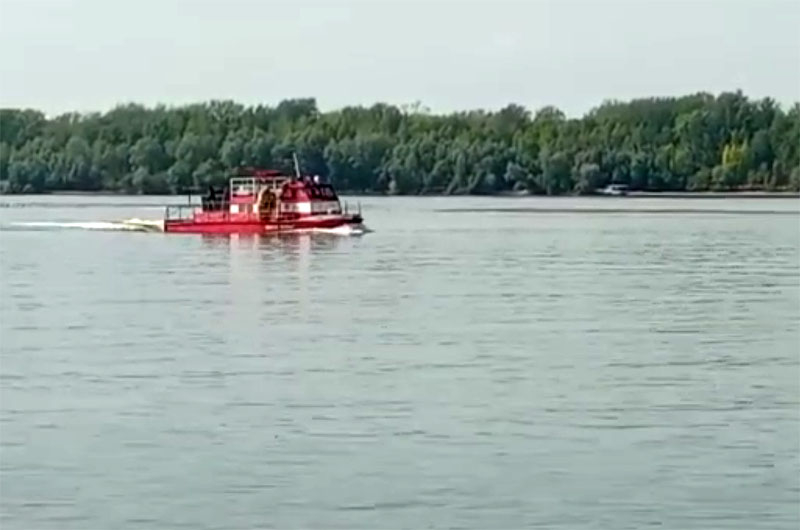 Пожар в дачном поселке под Новосибирском пришлось тушить с помощью катера