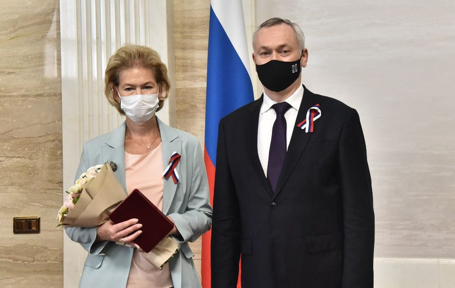 В преддверии Дня Российского флага губернатор Андрей Травников вручил новосибирцам госнаграды