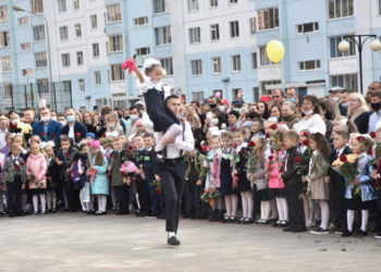 Губернатор Андрей Травников поздравил новосибирских школьников с Днем знаний